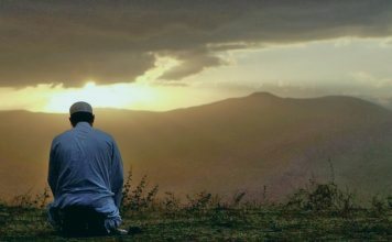 Шейх Усаймин: Положение намаза в Исламе, и для кого он обязателен Мужчина совершает намаз в поле