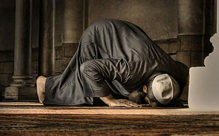 Шейх Ибн Баз: Как совершать намаз Мужчина читает намаз в мечети