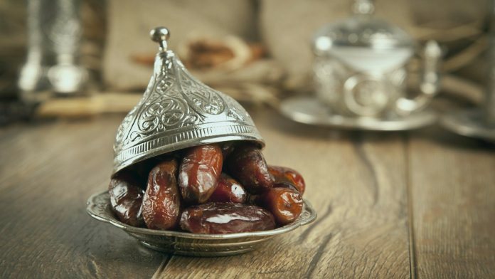 Финики в качестве разговления поста в 6 дней шавваля