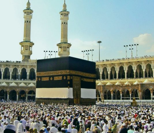 Умра, малый хадж, совершается паломниками в Мекке перед Каабой