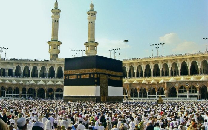 Умра, малый хадж, совершается паломниками в Мекке перед Каабой