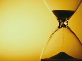 Песочные часы как олицетворение терпения Айюба