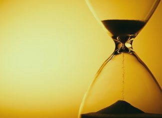 Песочные часы как олицетворение терпения Айюба