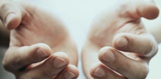 Мужчина совершает мольба (дуа) к Аллаху