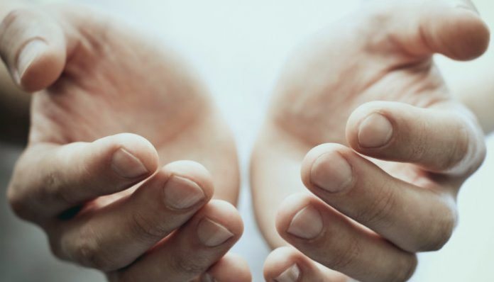 Мужчина совершает мольба (дуа) к Аллаху Мужчина совершает мольба (дуа) к Аллаху